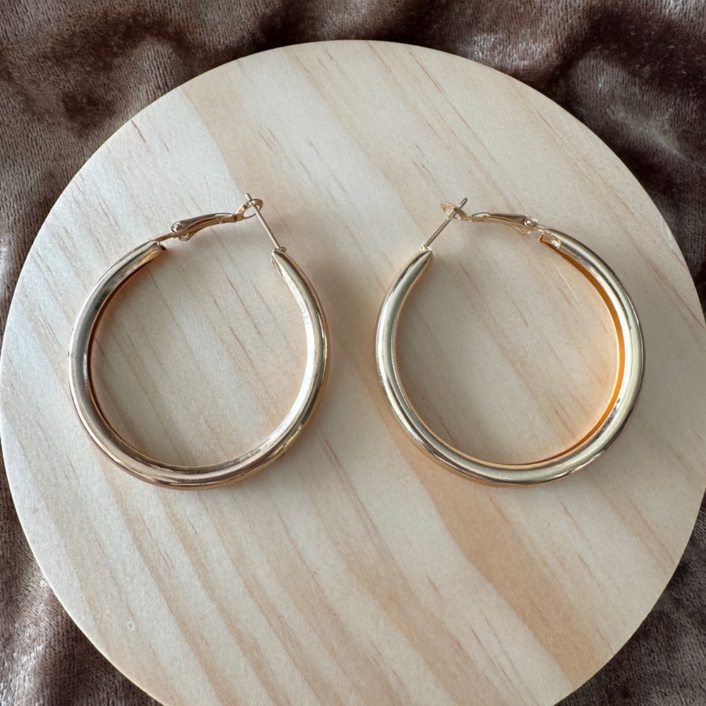 Elegant Gold Hoop Earrings